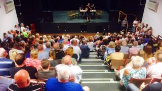 Cannoedd yn Neuadd Ogwen i drafod ymddygiad gwrthgymdeithasol ym Methesda