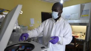 Au total, 172 cas suspects ont été recensés dans le pays, dont 60 confirmés positifs.