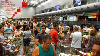 Consumidores em supermercado, em foto de arquivo