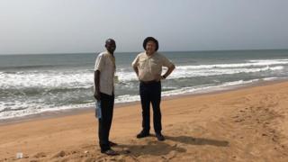 Laurentino e um guia local na praia de Ouidá, ponto de embarque de escravos no Benim, oeste da África