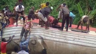 Vagón de tren volcado en Camerún