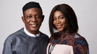 La réalisatrice Genevieve Nnaji pose avec l'acteur Nkem Owoh, le 11 septembre 2018, au Festival international du film de Toronto.