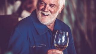 hombre con una copa de vino