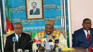 Le porte-parole du gouvernement camerounais Issa Tchiroma Bakary, au milieu, sur la photo.