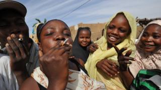 Pio dey smoke cigarette