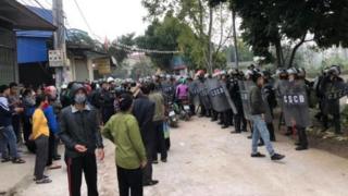 Cảnh sát cơ động tại thôn Hoành