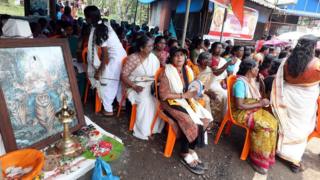 போராடும் பெண்கள்