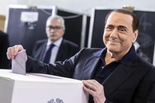 Silvio Berlusconi (R) casts his ballot during the municipal elections at a polling station in Rome, Italy, 5 June 2016