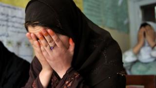 Kumannaan haweenka Afghanistaan u dhashay ayaa sannad kasta isku dayaya inay is dilaan