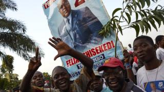 Supporters of DR Congo's opposition presidential candidate Felix Tshisekedi rally outside his party headquarters in Limete, Kinshasa, 9 January 2019