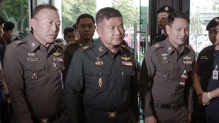 พล.ท.มนัส คงแป้น (คนกลาง) อดีตผู้ทรงคุณวุฒิกองทัพบก