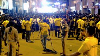 Полиция пытается контролировать новогоднюю толпу в Бангалоре