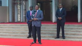 Prezida Uhuru Kenyatta avugana n'abamenyeshamakuru ku biro vy'umukuru w'igihugu