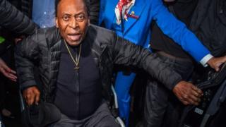 Pele akitumia kiti cha magurudumu mwaka uliopita