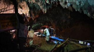 Trabajos al interior de la cueva.