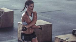 Реклама для PowerBeats 3 с сайта Beats показывает женщину в спортзале