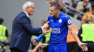 Jamie Vardy and Claudio Ranieri in discussion