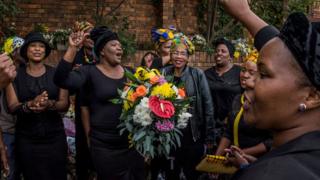 Des femmes observent le deuil au domicile de Winnie Mandela.