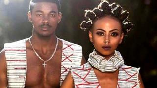 የአርቲ-ቴክቸር አልባሳትን የለበሱ ሞዴሎች