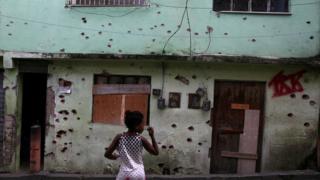 Fachada crivada de balas no Complexo do Alemão, no Rio, em fevereiro