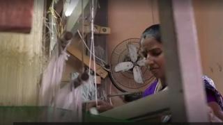 হাতে-চালানো তাঁতে একটি সিল্ক শাড়ি বানাতে সময় লাগে দু-সপ্তাহ পর্যন্ত