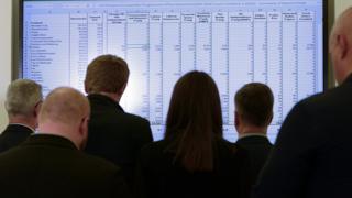 Gazeteciler ve siyasetçiler İskoçya'nın Edinburgh kentinde kurulan bir ekrandan seçim sonuçlarını takip ederken
