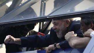 O ex-presidente Lula acena de janela em sindicato localizado em São Bernardo do Campo