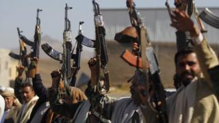 Armed tribesmen hold up rifles at a rally in support of the Houthi movement in Sanaa, Yemen (14 December 2015)