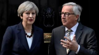 Тереза ??Мэй приветствует главу Европейской комиссии, президента Юнкера на Даунинг-стрит в Лондоне, Великобритания, 26 апреля 2017 года