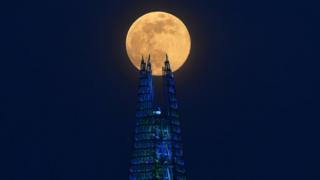 Der Pink Supermoon erhebt sich über dem Shard-Wolkenkratzer in London