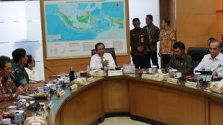 Menko Polhukam Mahfud MD (di tengah) mengelar rapat paripurna tingkat menteri (RPTM) guna membahas perkembangan situasi dan penanganan persoalan di Papua di kantor Kemenko Polhukam, Jakarta, Jumat (27/12).