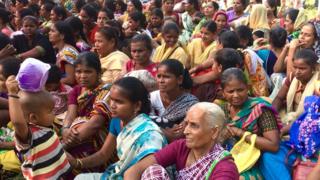 महिला फेरिवाल्यानी त्यांच्या मागण्यांसाठी आझाद मैदानावर मोर्चा काढला होता