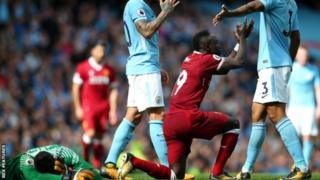 Sadio Mane ayaa ciyaarta laga saaray qaybtii hore, iyadoo Man City ay ku hogaaminaysay 1-0