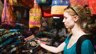 Mujer comprando