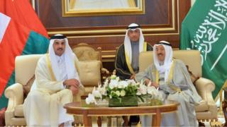 أمير قطر يرأس وفد بلاده في القمة