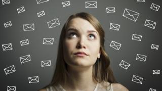 Una mujer con dibujos de sobres de correo rodeándola