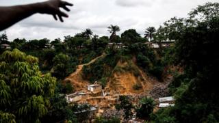Un homme pointe les vestiges d'un glissement de terrain, le 5 janvier 2018 Ngaliema (Kinshasa), qui avait fait 37 morts.