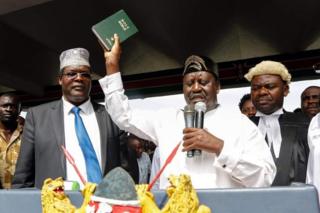 Miguna Miguna (Bidix) Raila Odinga (Dhexda) Tom Kajwang (Midig)