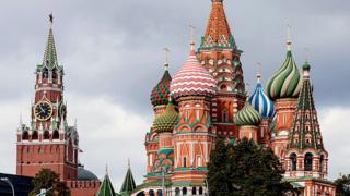Вид на собор Василия Блаженного (Покровский собор) и Спасскую башню с часами Московского Кремля на Красной площади