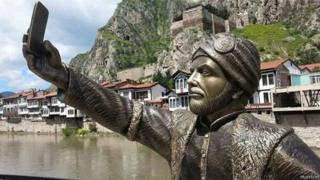 Түркияда Осмон империясынын тушундагы мартабалуу делген адамга чөнтөк телефон карматып, тамашага чакырган айкел орнотушкан