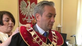 Роберт Биедрон у одори градоначеника