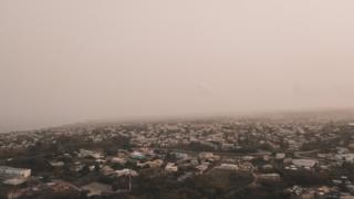 Staub aus der Sahara schwebt über der Stadt Bridgetown, Barbados, 22. Juni 2020, in diesem Bild aus den sozialen Medien