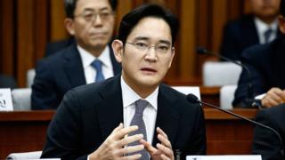 Лі Джейон є сином голови Samsung і через хворобу батька зараз вважається фактичним керівником компанії