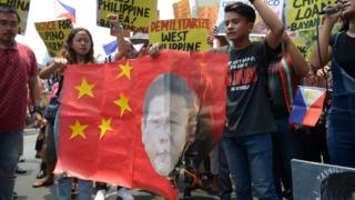 Người dân Phillippines biểu tình trước cửa đại sứ quán Trung Quốc hôm 13/8, nhân kỷ niệm ngày Tòa trọng tài của LHQ ra phán quyết về Biển Đông