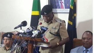 Simon Sirro, avuga ko abapfumu 45 bava mu ntara ya Simiyu, hamwe na 20 bava mu ntara ya Njombe bari mu minwe y'igipolisi