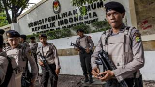 Petugas polisi bertugas menjaga keamanan pemilihan umum di Indonesia