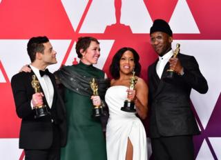 En iyi oyuncu ödüllerini kucaklayan isimler: Rami Malek, Olivia Colman, Regina King ve Mahershala Ali