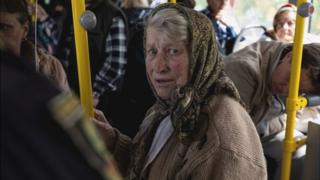 Una mujer ucraniana se sienta en un autobús después de ser evacuada de la ciudad de primera línea de Lyman, en medio de la invasión rusa de Ucrania, en Slovyansk, región de Donetsk, Ucrania