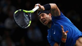 L’Espagnol Rafael Nadal face au Sud-Coréen Hyeon Chung, lors des Masters 1000 de Paris, le 1er novembre 2017.