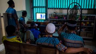 Menonton televisi di panti rehabilitasi narkoba di Purbalingga, Indonesia